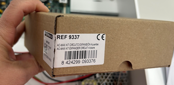 Mano sosteniendo una caja de cartón

El contenido generado por IA puede ser incorrecto.