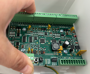 Un circuito electrónico

El contenido generado por IA puede ser incorrecto.
